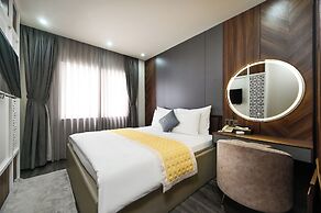The Moon 1 Hotel