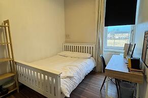2 Bed Flat - Sleeps 4 - Parking - Wifi
