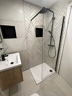 2 Bed Flat - Sleeps 4 - Parking - Wifi
