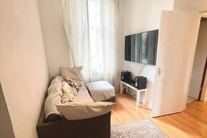 2 Bed Flat - Sleeps 4 - Parking - Wifi