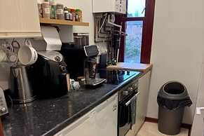 2 Bed Flat - Sleeps 4 - Parking - Wifi