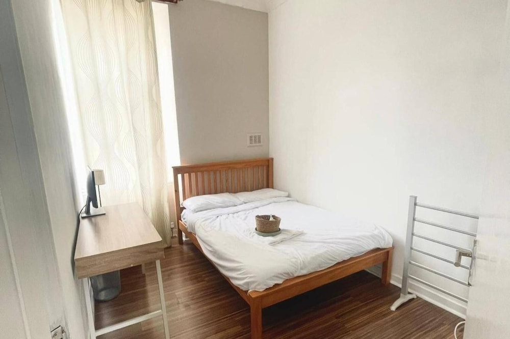 2 Bed Flat - Sleeps 4 - Parking - Wifi