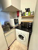 2 Bed Flat - Sleeps 4 - Parking - Wifi