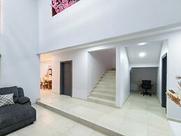 San Carlos Apartment