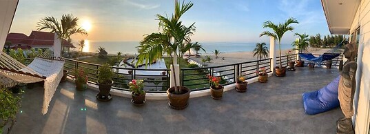 Romantic Beachside Retreat With Breathtaking Views