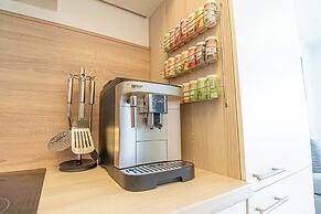 Comfortable 1BR 1LR City Center Apt