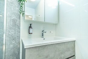Comfortable 1BR 1LR City Center Apt