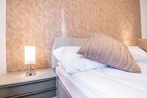 Amazing 2BR 1LR Apt Near Donaustadt