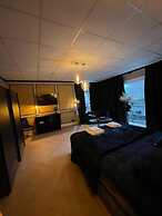 Hotel 83