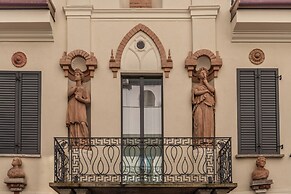 Seety Porta Romana Statue