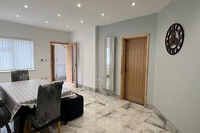 Family/small Group-wifi-parking-garden-sleeps 6