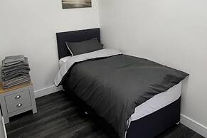 2 Bed Flat - Sleeps 4 - Parking - Wifi