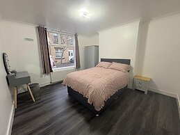 2 Bed Flat - Sleeps 3 - Parking - Wifi