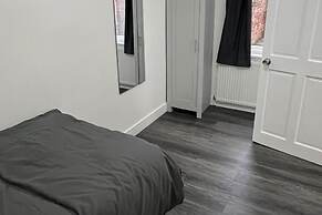 2 Bed Flat - Sleeps 4 - Parking - Wifi