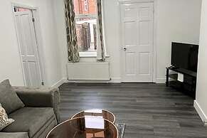 2 Bed Flat - Sleeps 4 - Parking - Wifi