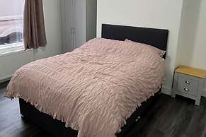 2 Bed Flat - Sleeps 4 - Parking - Wifi