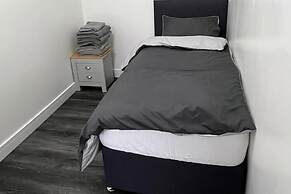 2 Bed Flat - Sleeps 4 - Parking - Wifi