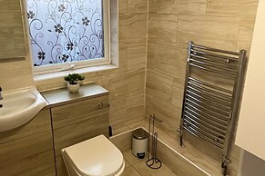2 Bed Flat - Sleeps 4 - Parking - Wifi