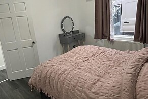 2 Bed Flat - Sleeps 4 - Parking - Wifi