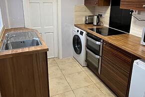 2 Bed Flat - Sleeps 4 - Parking - Wifi
