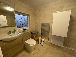 2 Bed Flat - Sleeps 3 - Parking - Wifi