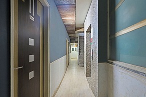 Fabhotel Crown Inn I