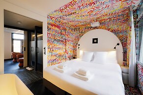 Supper boutique suites