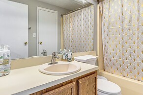 2 Mi to Castleton Square Mall! Quaint Condo
