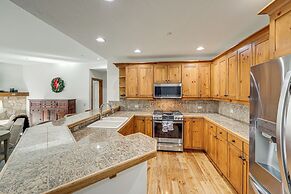 Ski-in/ski-out! Large Arrowhead Condo w/ Balcony