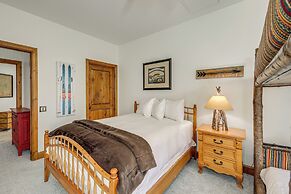 Ski-in/ski-out! Large Arrowhead Condo w/ Balcony