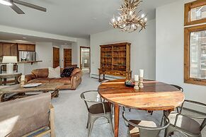 Ski-in/ski-out! Large Arrowhead Condo w/ Balcony