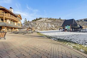 Ski-in/ski-out! Large Arrowhead Condo w/ Balcony