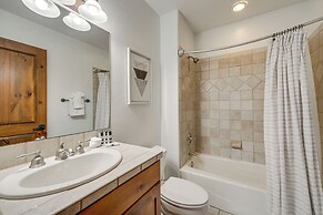 Ski-in/ski-out! Large Arrowhead Condo w/ Balcony