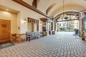 Ski-in/ski-out! Large Arrowhead Condo w/ Balcony