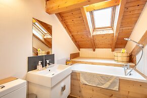 Alpine Chalet With Private Hot Tub