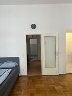 Modern 1BR City Apt for 5 Great Location