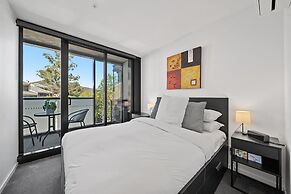 Bright Unit With Secure Parking and Garden Access