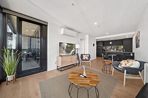 Bright Unit With Secure Parking and Garden Access