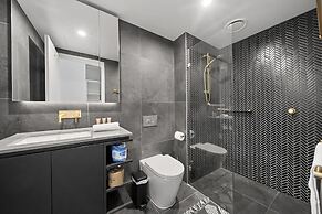 Bright Unit With Secure Parking and Garden Access