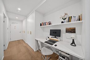 Bright Unit With Secure Parking and Garden Access