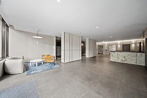 Bright Unit With Secure Parking and Garden Access