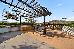 Bright Unit With Secure Parking and Garden Access