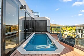 Bright Unit With Secure Parking and Garden Access