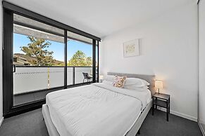 Bright Unit With Secure Parking and Garden Access
