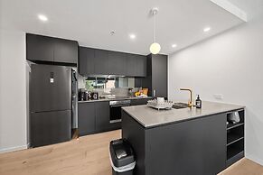 Bright Unit With Secure Parking and Garden Access