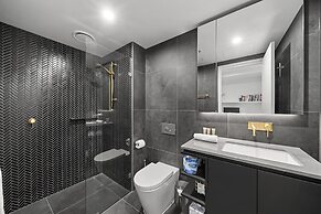 Bright Unit With Secure Parking and Garden Access