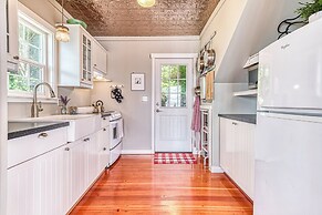 2 BR Beachfront Cottage w/ Grill & Expansive Deck