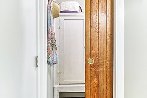 2 BR Beachfront Cottage w/ Grill & Expansive Deck