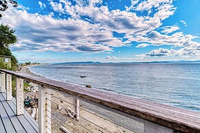 2 BR Beachfront Cottage w/ Grill & Expansive Deck