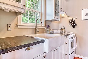 2 BR Beachfront Cottage w/ Grill & Expansive Deck
